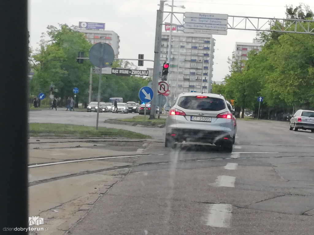 Kolizja dwóch aut w centrum miasta