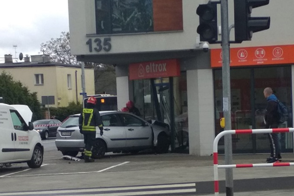 Samochód wjechał do sklepu