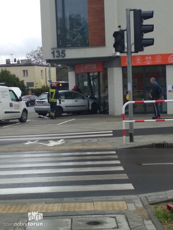 Samochód wjechał do sklepu