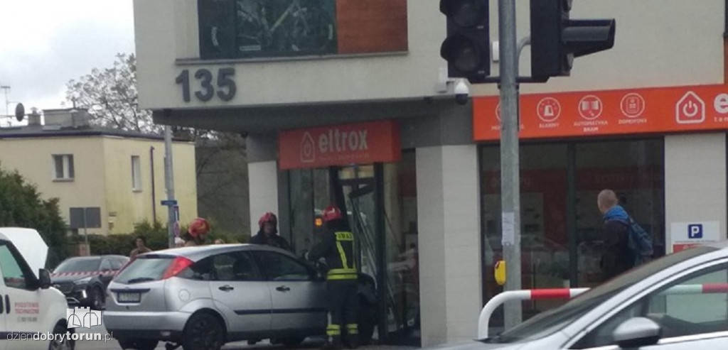 Samochód wjechał do sklepu