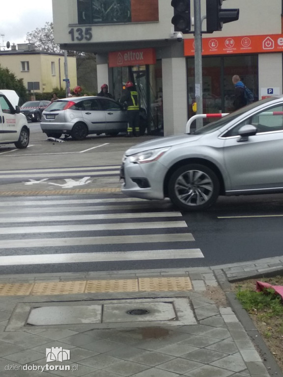 Samochód wjechał do sklepu