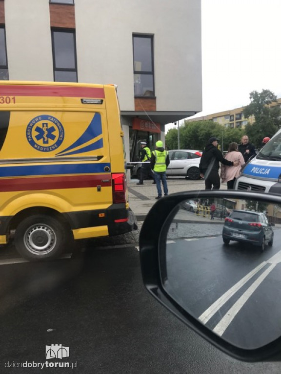 Samochód wjechał do sklepu