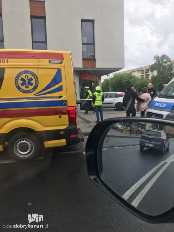 Samochód wjechał do sklepu