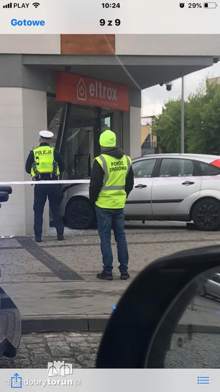 Samochód wjechał do sklepu