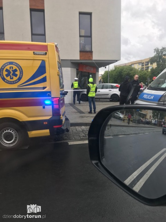 Samochód wjechał do sklepu
