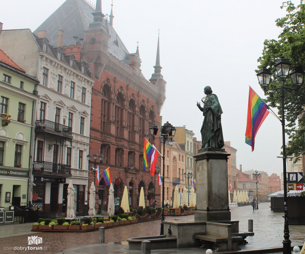 Tęczowe flagi opanowały starówkę