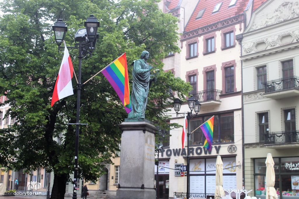 Tęczowe flagi opanowały starówkę
