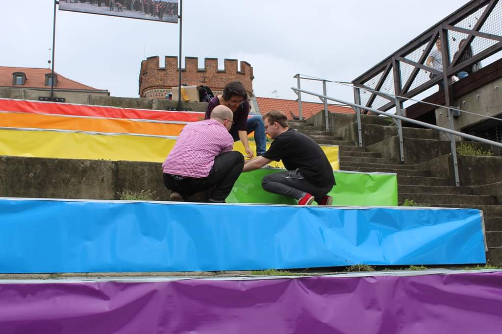 Tęcza LGBT na toruńskim bulwarze