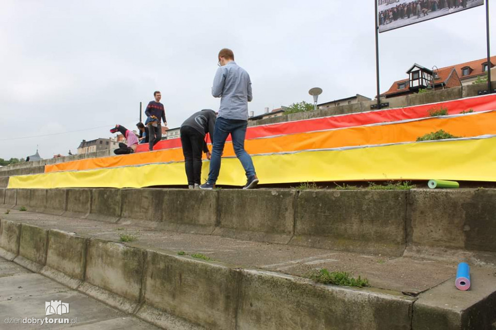 Tęcza LGBT na toruńskim bulwarze