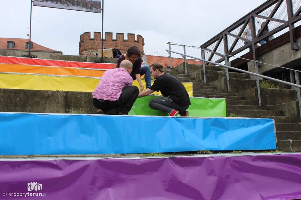 Tęcza LGBT na toruńskim bulwarze