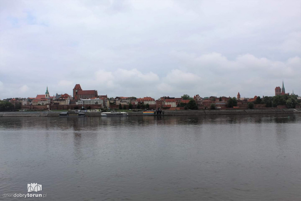 Tęcza LGBT na toruńskim bulwarze