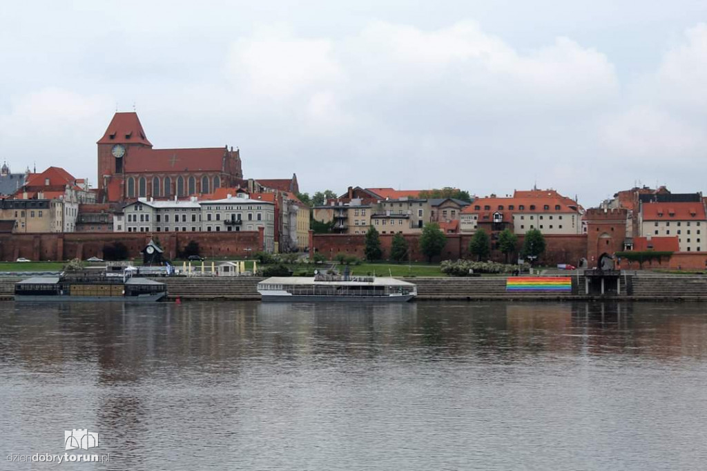 Tęcza LGBT na toruńskim bulwarze
