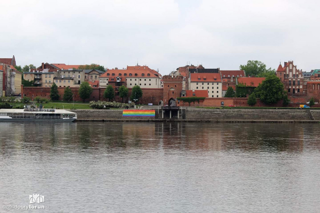 Tęcza LGBT na toruńskim bulwarze