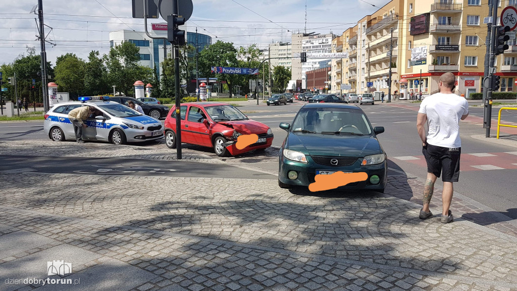 Kolizja samochodów na ulicy Odrodzenia