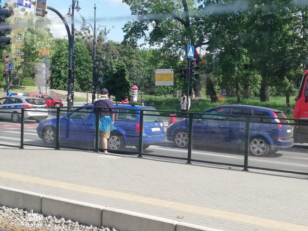 Kolizja samochodów na ulicy Odrodzenia