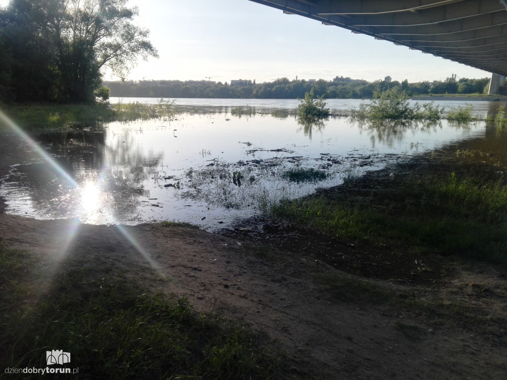 Fala wezbraniowa na Rudaku i przy moście