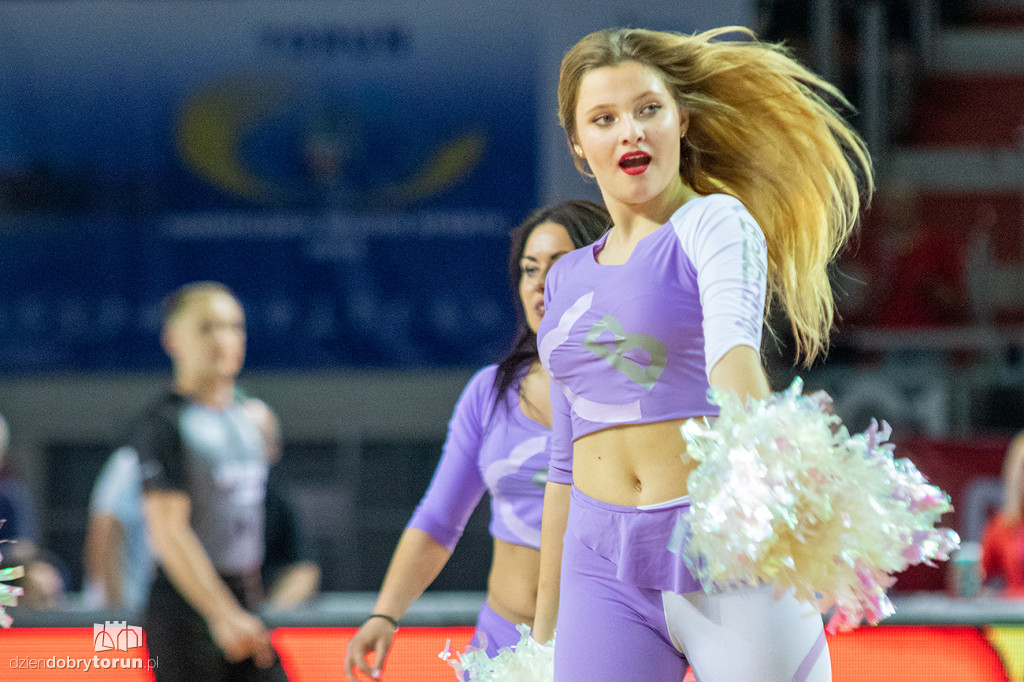 Cheerleaderki PCT na piątkowym meczu