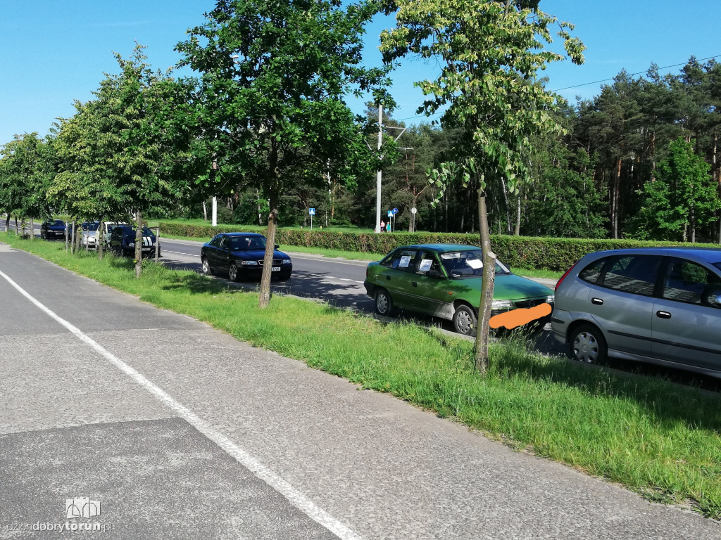 'Przyozdobiony' samochód na Skarpie