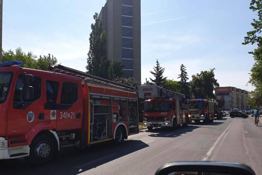 Ćwiczenia strażaków w budynku NFZ