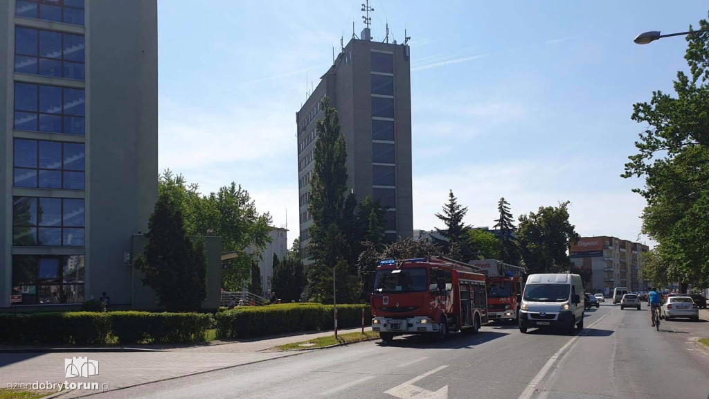 Ćwiczenia strażaków w budynku NFZ