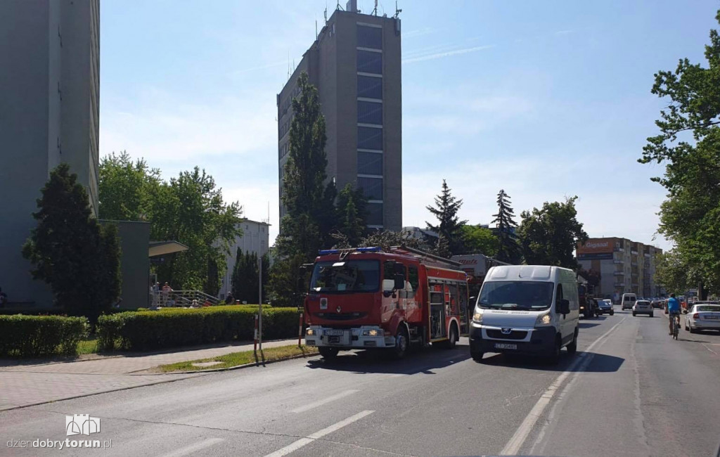 Ćwiczenia strażaków w budynku NFZ