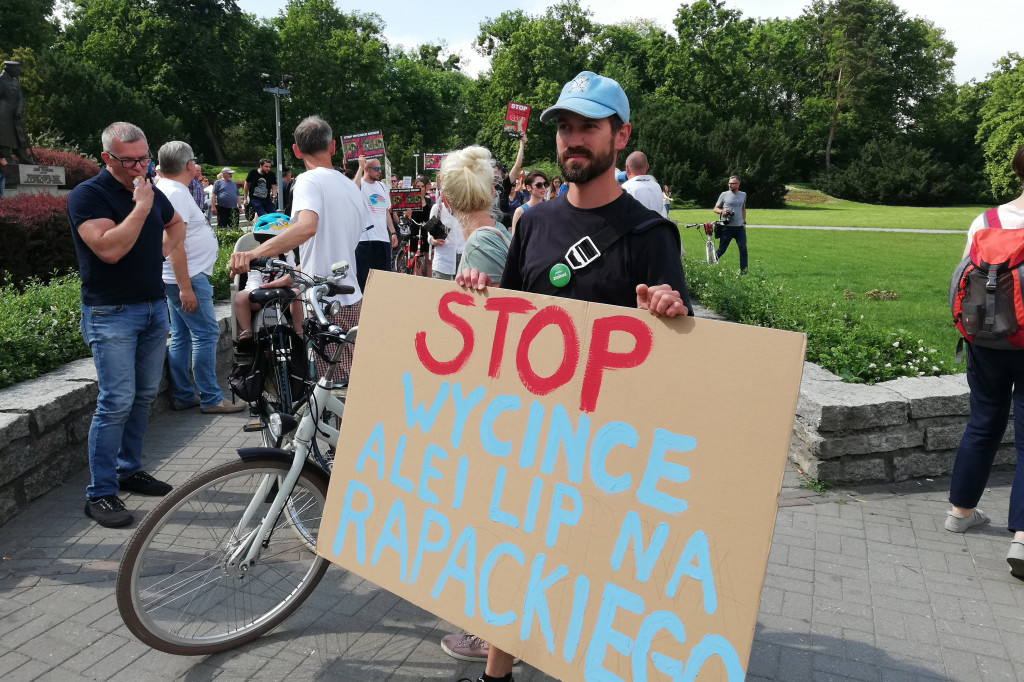 Protest przeciwko wycince drzew na Alei Jana Pawła II