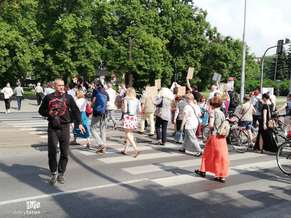 Protest przeciwko wycince drzew na Alei Jana Pawła II