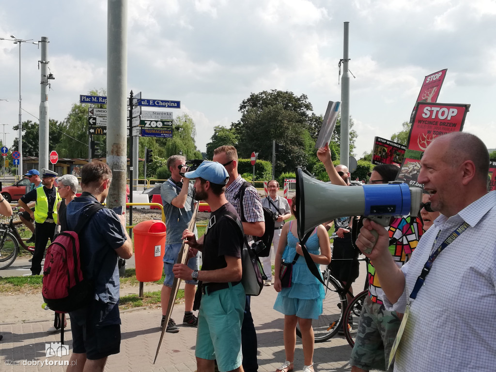 Protest przeciwko wycince drzew na Alei Jana Pawła II