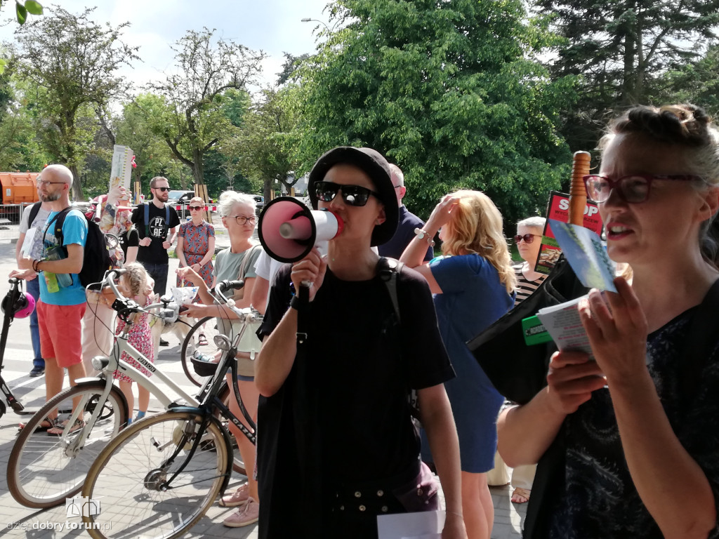 Protest przeciwko wycince drzew na Alei Jana Pawła II