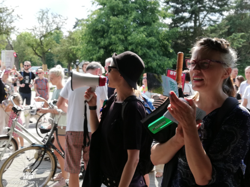 Protest przeciwko wycince drzew na Alei Jana Pawła II