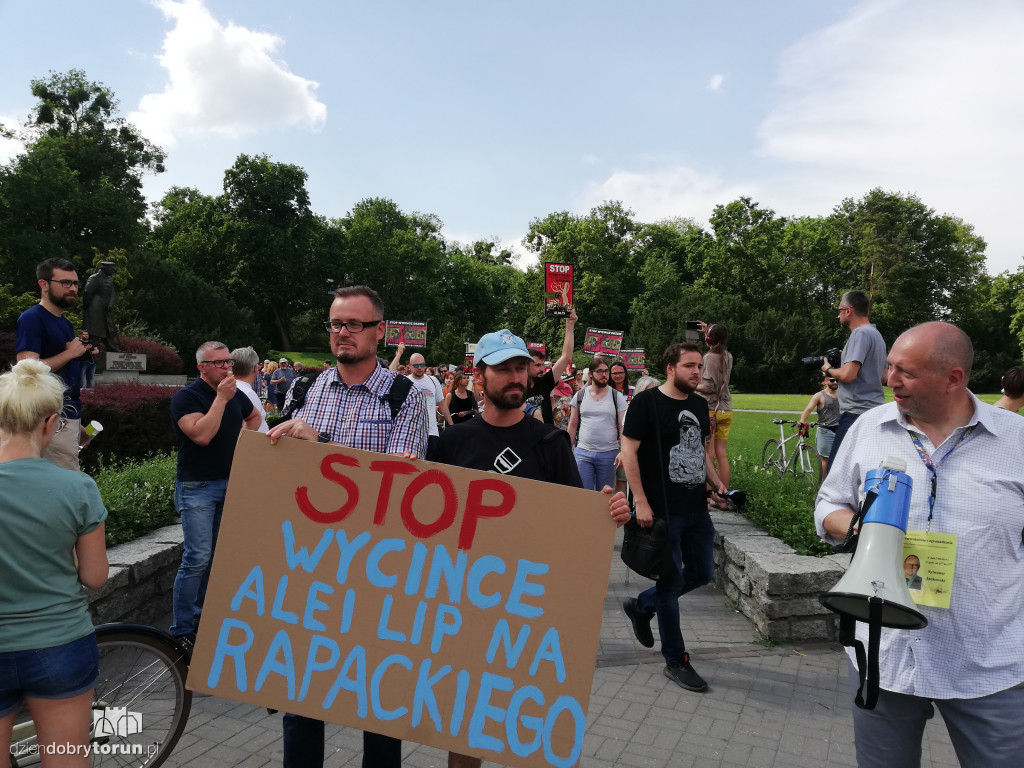 Protest przeciwko wycince drzew na Alei Jana Pawła II