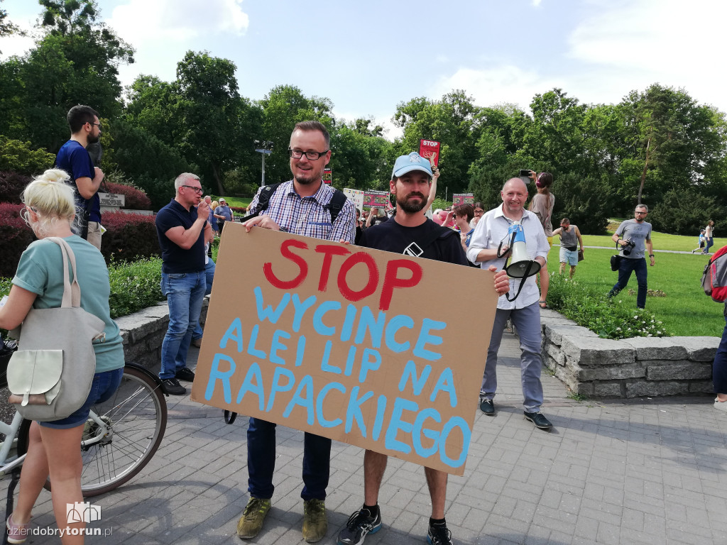 Protest przeciwko wycince drzew na Alei Jana Pawła II
