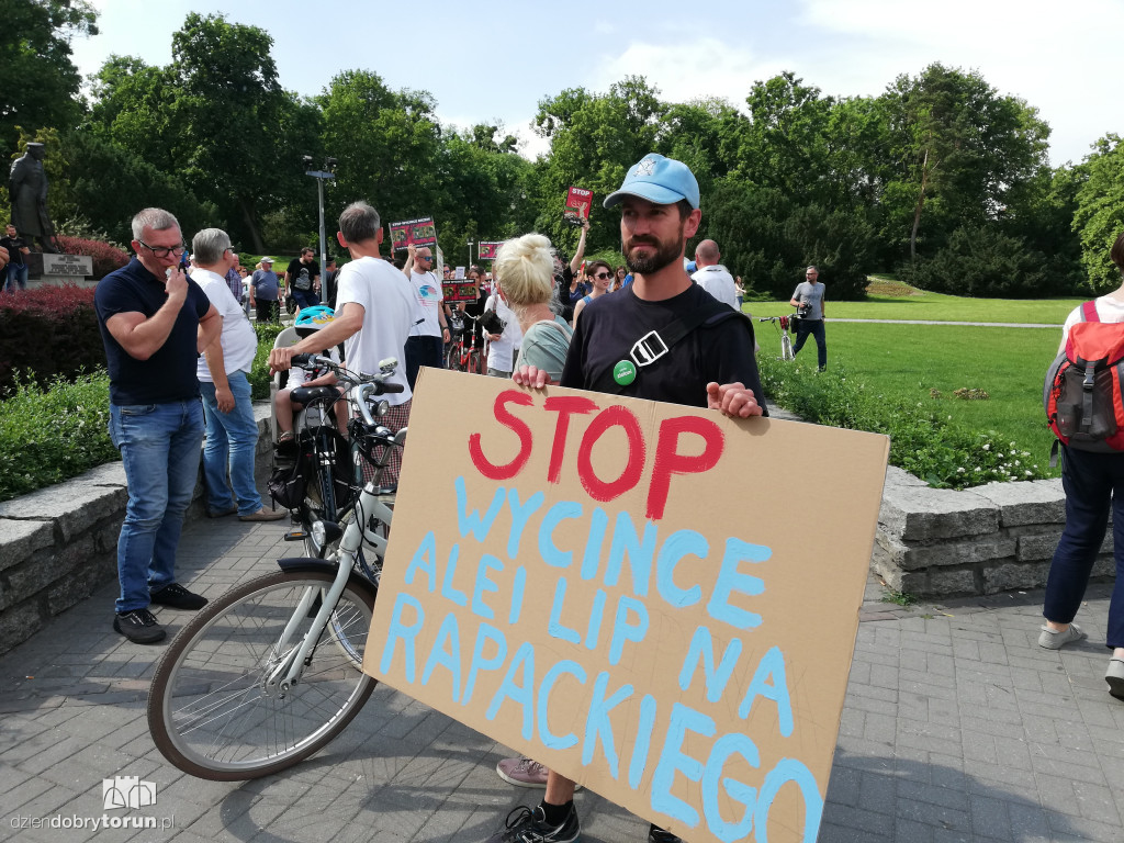 Protest przeciwko wycince drzew na Alei Jana Pawła II