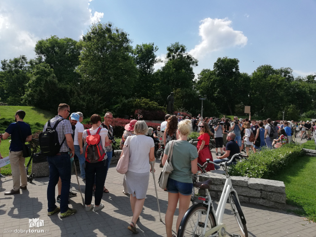Protest przeciwko wycince drzew na Alei Jana Pawła II