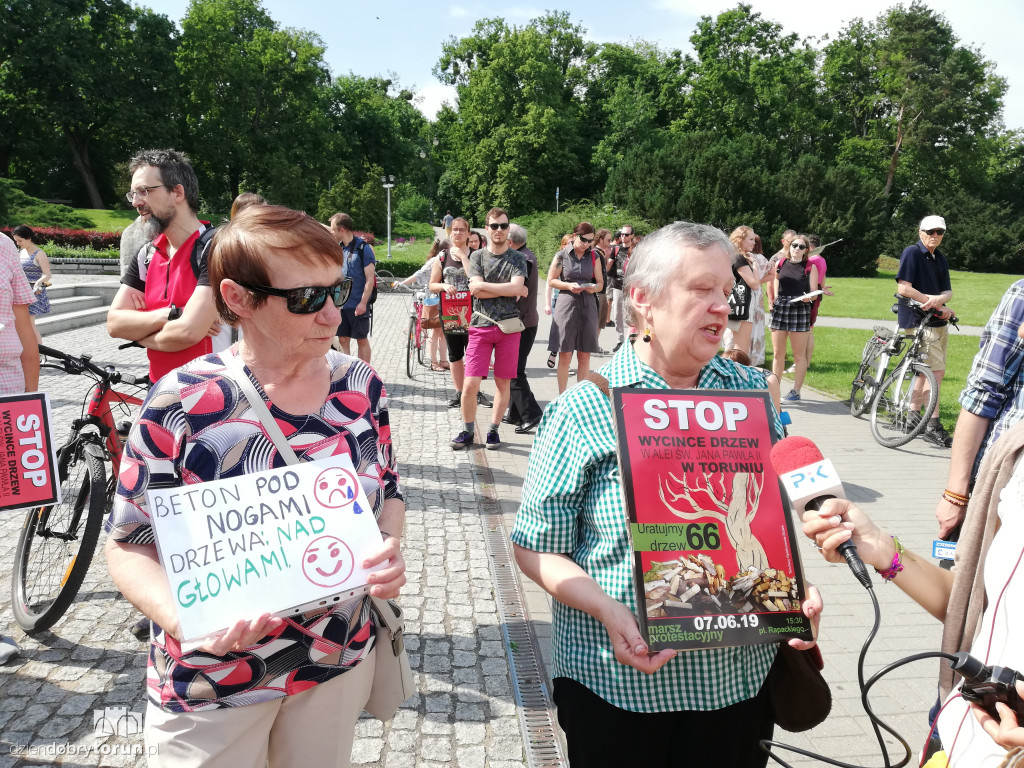 Protest przeciwko wycince drzew na Alei Jana Pawła II