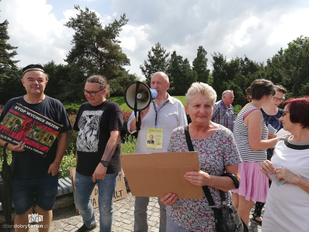 Protest przeciwko wycince drzew na Alei Jana Pawła II