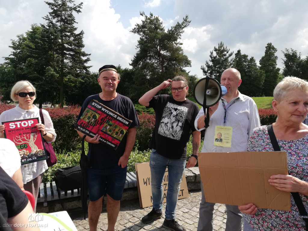 Protest przeciwko wycince drzew na Alei Jana Pawła II