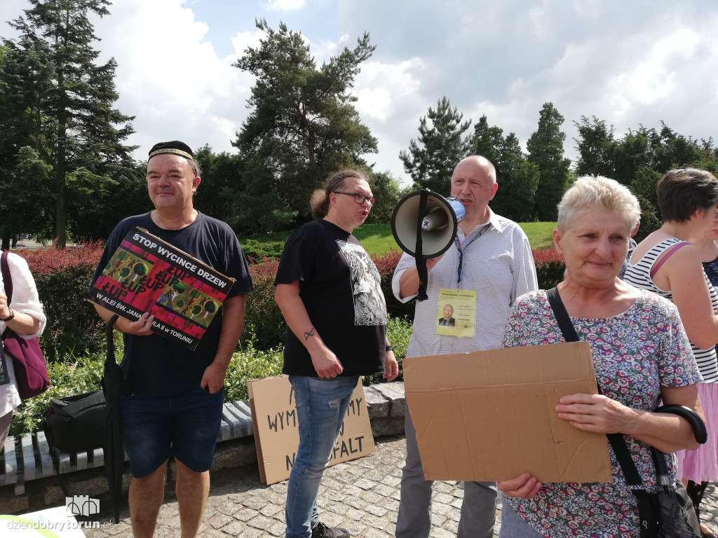 Protest przeciwko wycince drzew na Alei Jana Pawła II