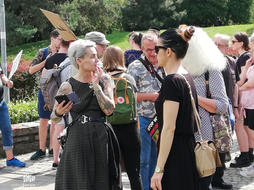 Protest przeciwko wycince drzew na Alei Jana Pawła II