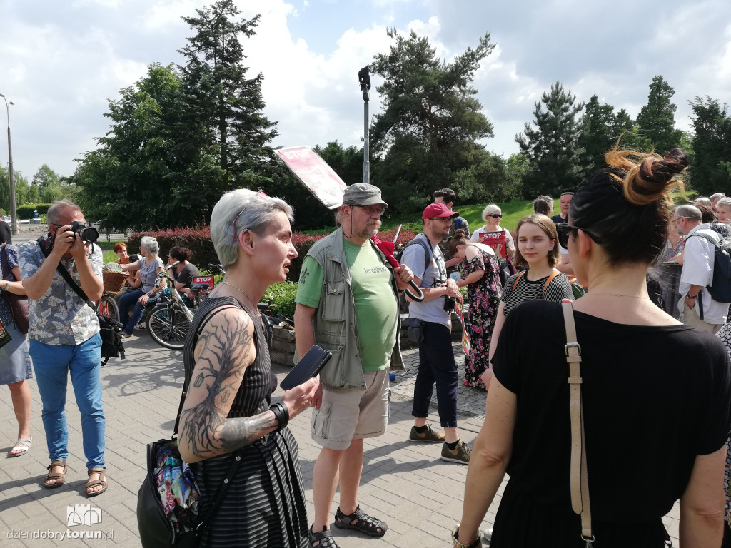 Protest przeciwko wycince drzew na Alei Jana Pawła II