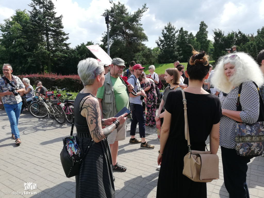 Protest przeciwko wycince drzew na Alei Jana Pawła II