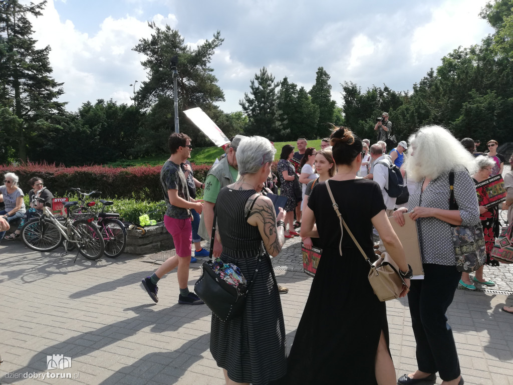 Protest przeciwko wycince drzew na Alei Jana Pawła II