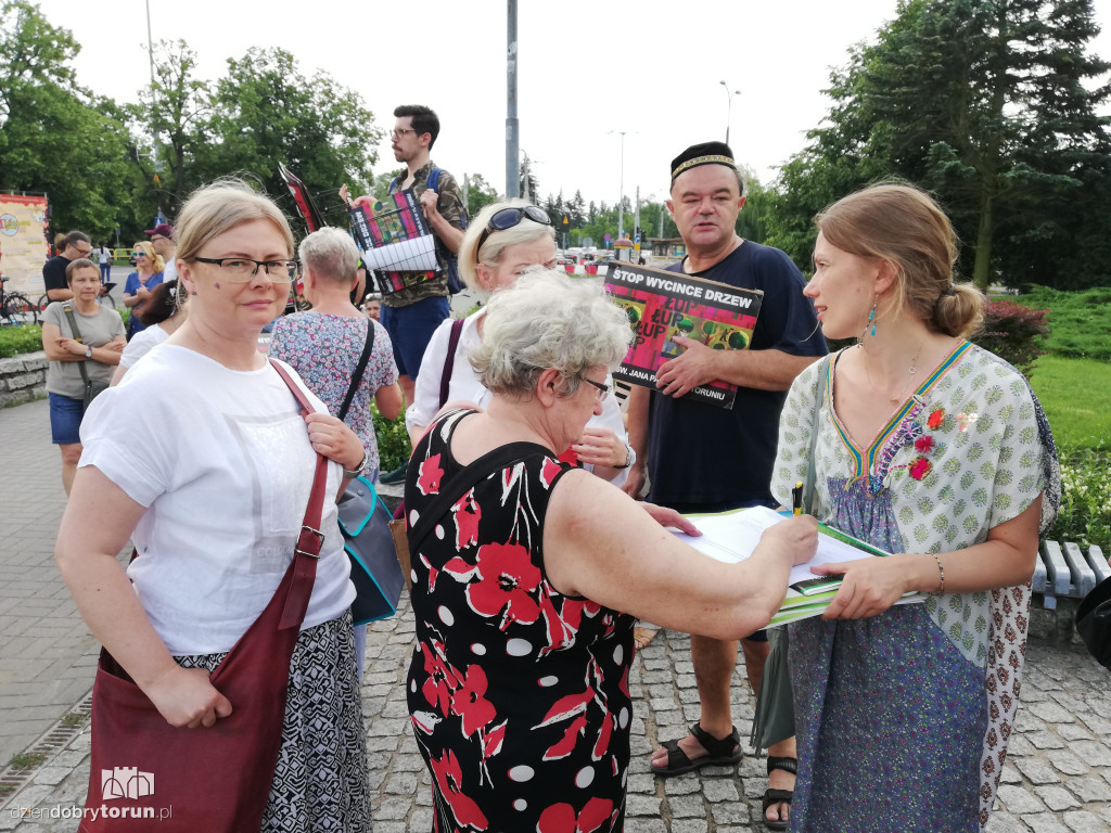 Protest przeciwko wycince drzew na Alei Jana Pawła II