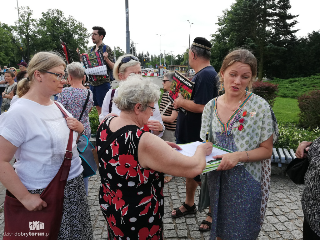 Protest przeciwko wycince drzew na Alei Jana Pawła II