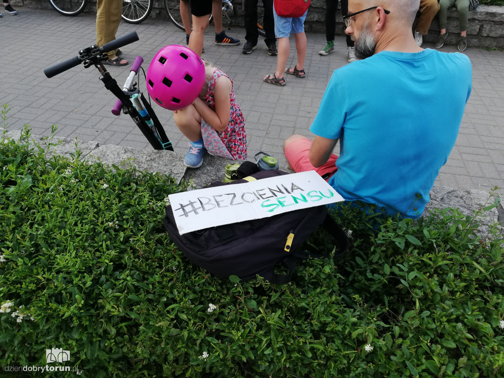 Protest przeciwko wycince drzew na Alei Jana Pawła II