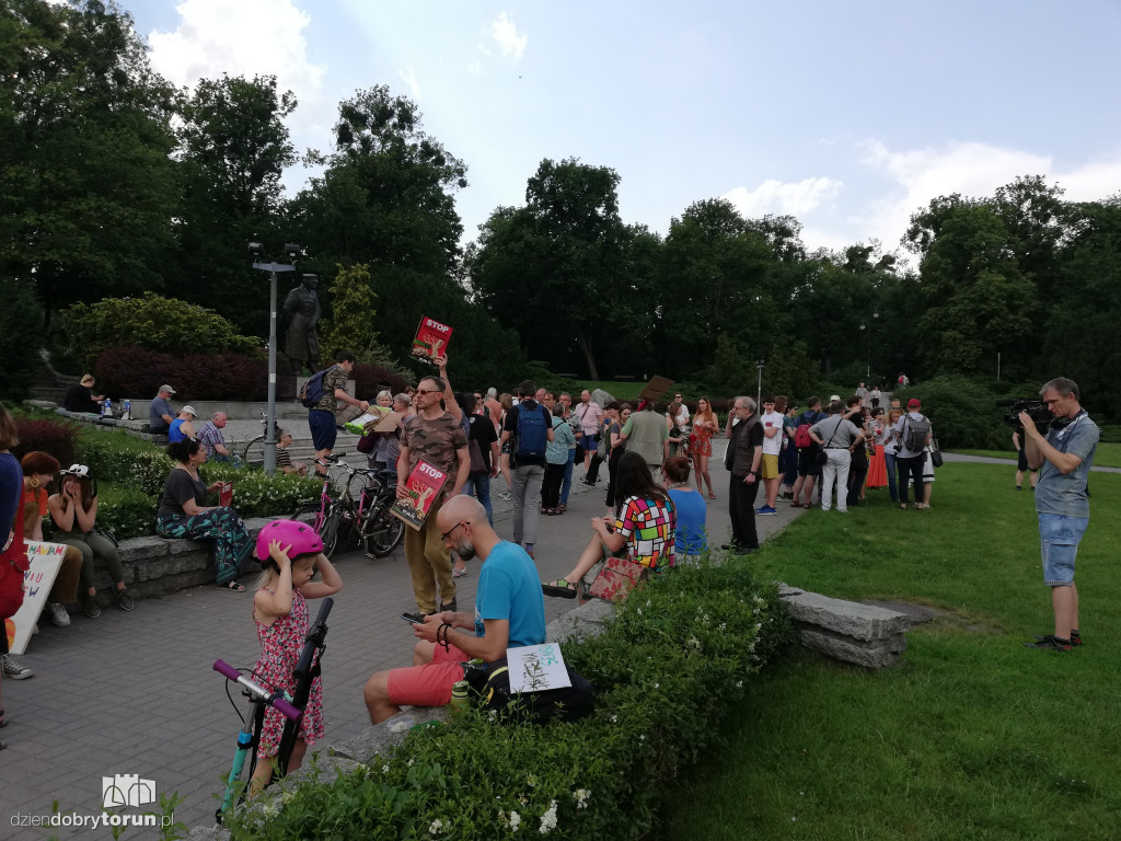 Protest przeciwko wycince drzew na Alei Jana Pawła II