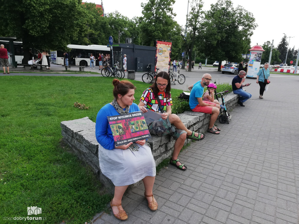 Protest przeciwko wycince drzew na Alei Jana Pawła II