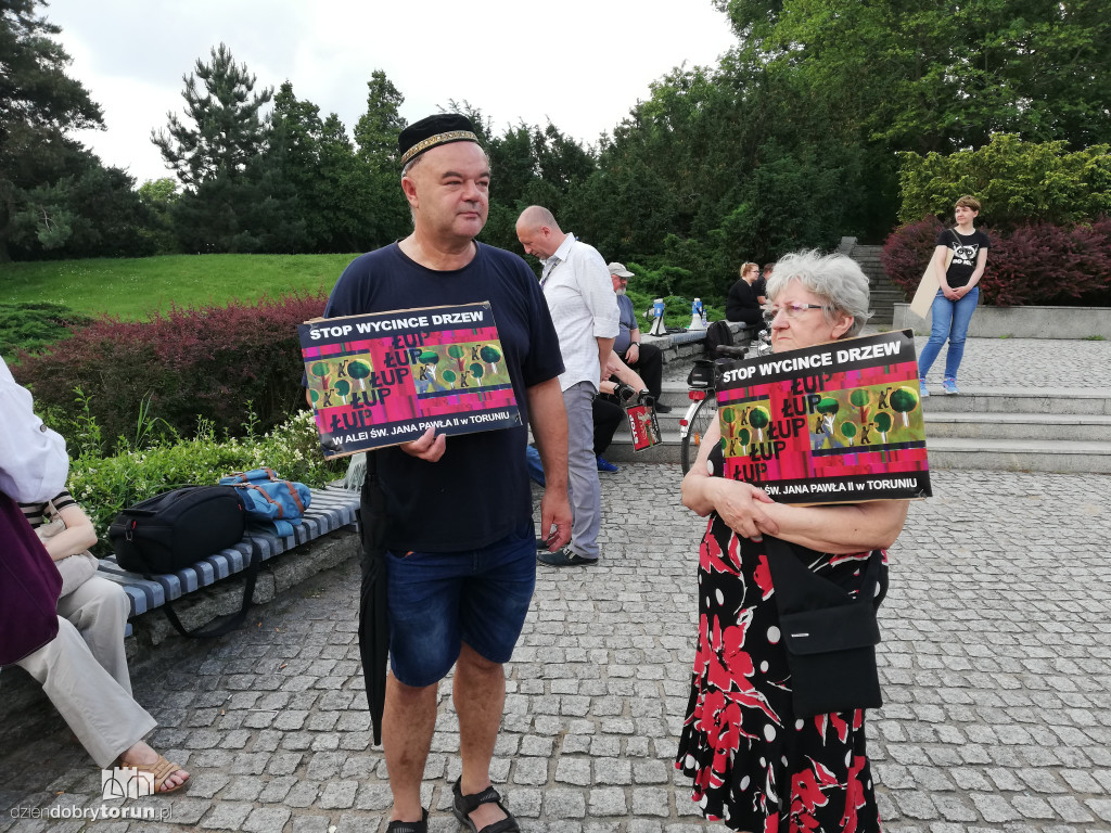 Protest przeciwko wycince drzew na Alei Jana Pawła II