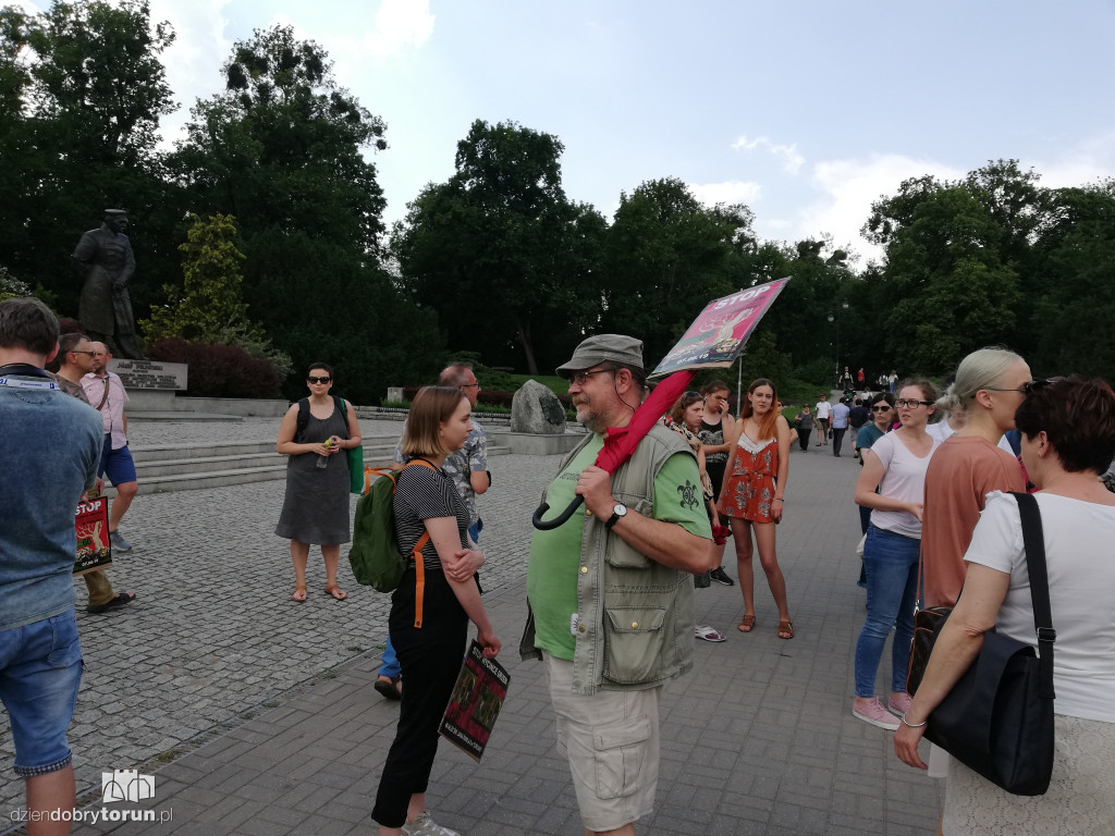 Protest przeciwko wycince drzew na Alei Jana Pawła II