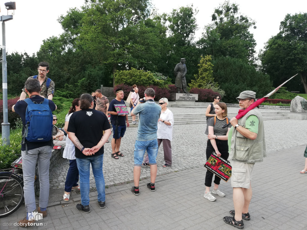 Protest przeciwko wycince drzew na Alei Jana Pawła II